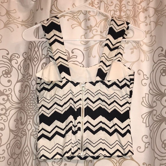 Zippered back, black/white crop top - Picture 2 of 4